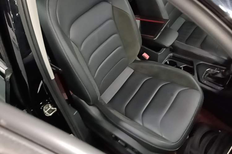 Used Volkswagen Tiguan L 2019 Updated Version 330TSI Automatic Two-Wheel Drive Panoramic Comfort Edition China VI Standard Right Front Seat