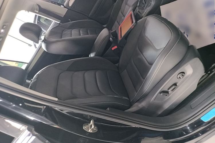 Used Volkswagen Tiguan L 2019 Updated Version 330TSI Automatic Two-Wheel Drive Panoramic Comfort Edition China VI Standard Right Front Seat