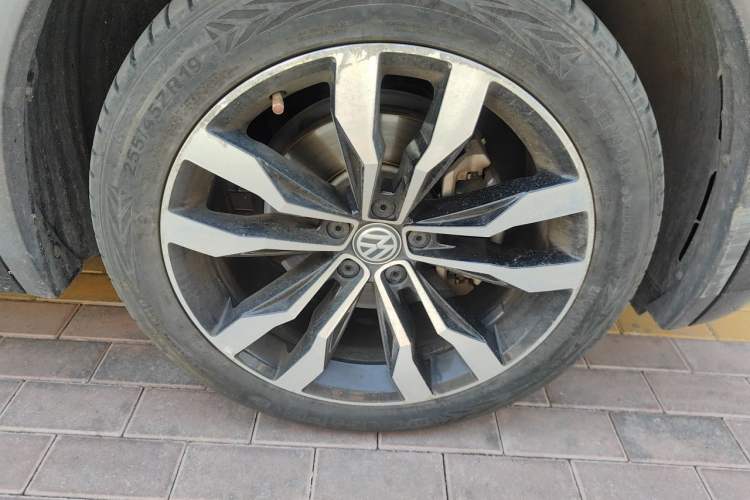 Used Volkswagen Tiguan L 2019 Restyled 330TSI Automatic Two-Wheel Drive R-Line Flagship Version China VI Standard Right Front Wheel Hub