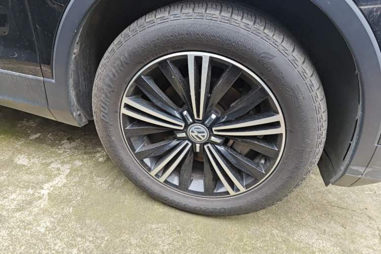 Used Volkswagen Tiguan L 2019 Updated Version 330TSI Automatic Two-Wheel Drive Panoramic Comfort Edition China VI Standard Right Front Wheel Hub