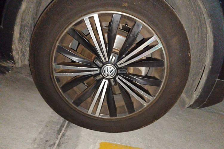 Used Volkswagen Tiguan L 2019 330TSI Automatic Two-Wheel Drive Panoramic Comfort Edition China VI Standard Right Front Wheel Hub