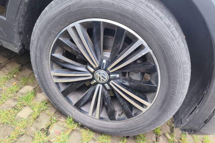 Used Volkswagen Tiguan L 2019 Revised Version 280TSI Automatic Two-Wheel Drive Panoramic Comfort Edition China VI Standard Right Front Wheel Hub