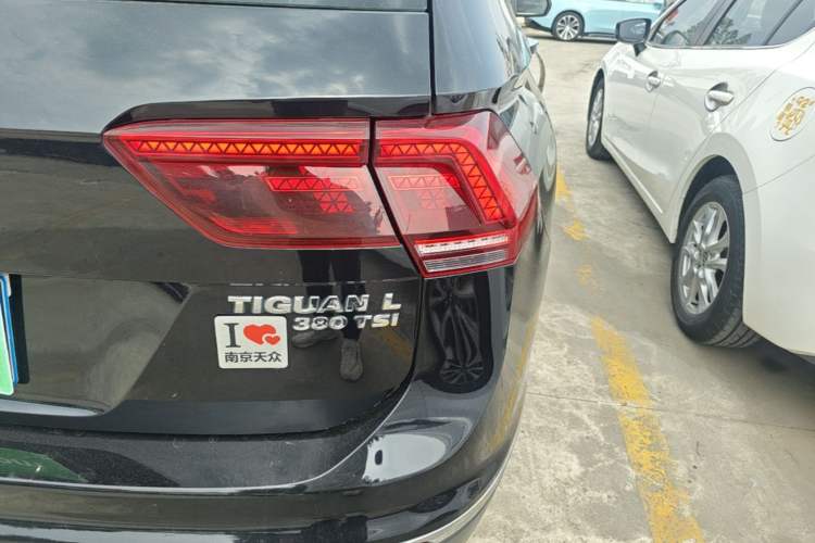 Used Volkswagen Tiguan L 2019 380TSI Automatic All-Wheel Drive Luxury Edition with 7 Seats China VI Standard Right Rear Taillight