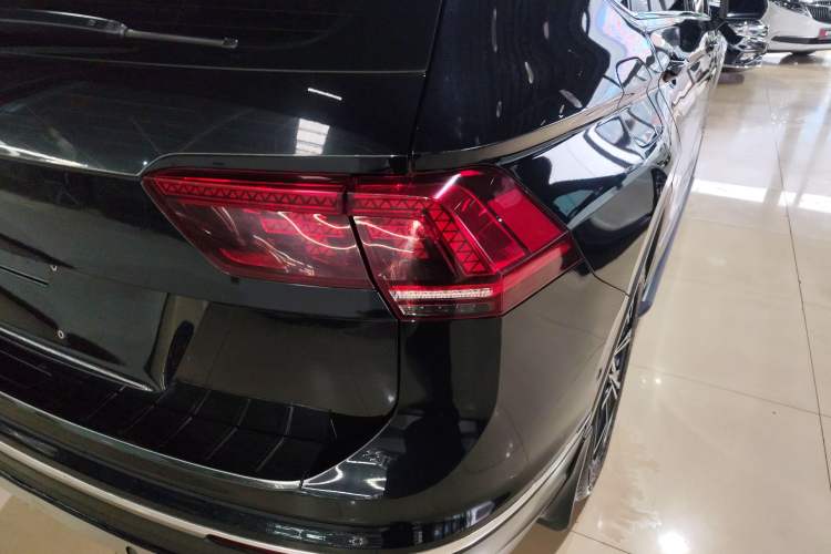 Used Volkswagen Tiguan L 2019 380TSI Automatic All-Wheel Drive Luxury Edition with 7 Seats China VI Standard Right Rear Taillight