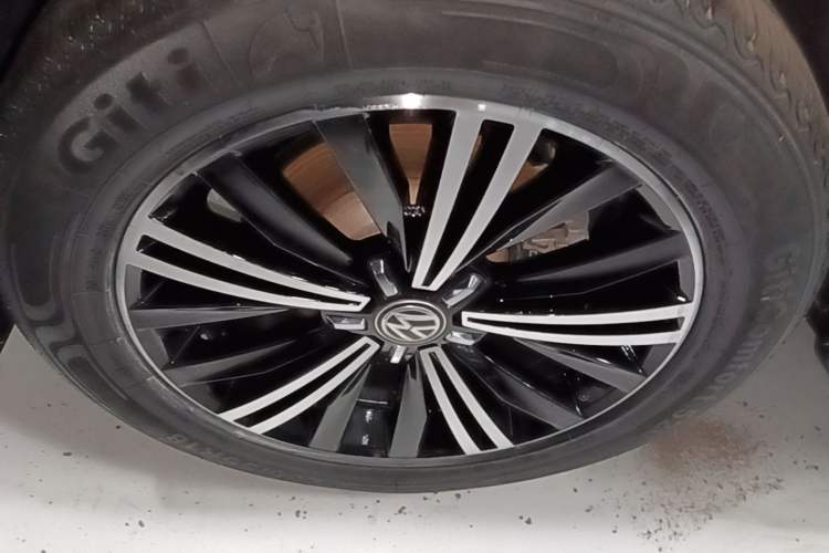 Used Volkswagen Tiguan L 2019 Updated Version 330TSI Automatic Two-Wheel Drive Panoramic Comfort Edition China VI Standard Right Rear Wheel Hub