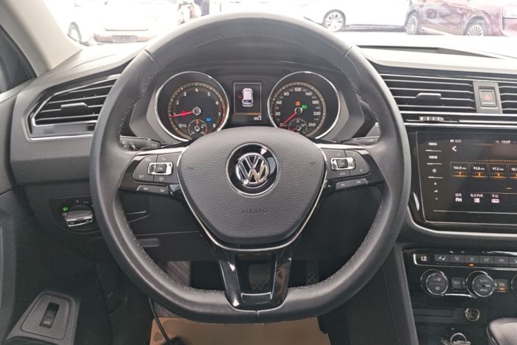 Used Volkswagen Tiguan L 2019 380TSI Automatic All-Wheel Drive Luxury Edition with 7 Seats China VI Standard Steering Wheel