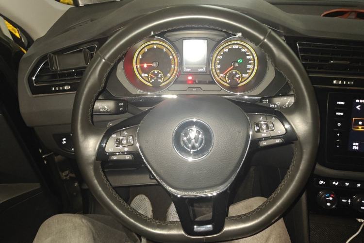 Used Volkswagen Tiguan L 2019 380TSI Automatic All-Wheel Drive Luxury Edition with 7 Seats China VI Standard Steering Wheel