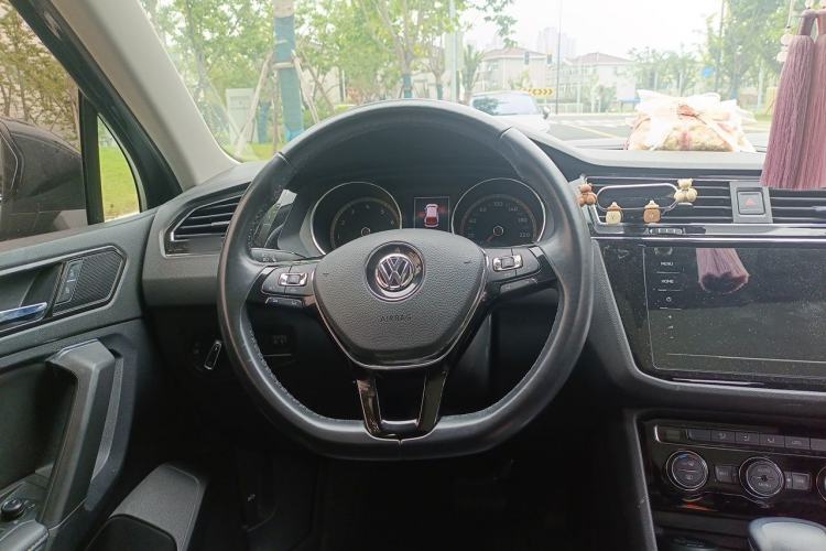 Used Volkswagen Tiguan L 2019 Updated Version 330TSI Automatic Two-Wheel Drive Panoramic Comfort Edition China VI Standard Steering Wheel