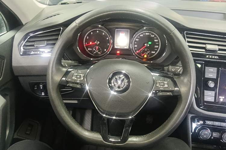 Used Volkswagen Tiguan L 2019 330TSI Automatic Two-Wheel Drive Smart Luxury Version China V Emission Standard Steering Wheel