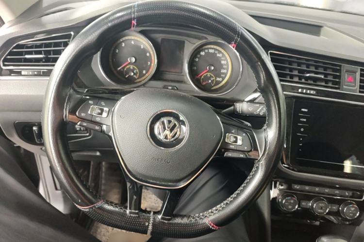 Used Volkswagen Tiguan L 2019 Revised 330TSI Automatic Two-Wheel Drive Smart & Luxury Edition China VI Standard Steering Wheel