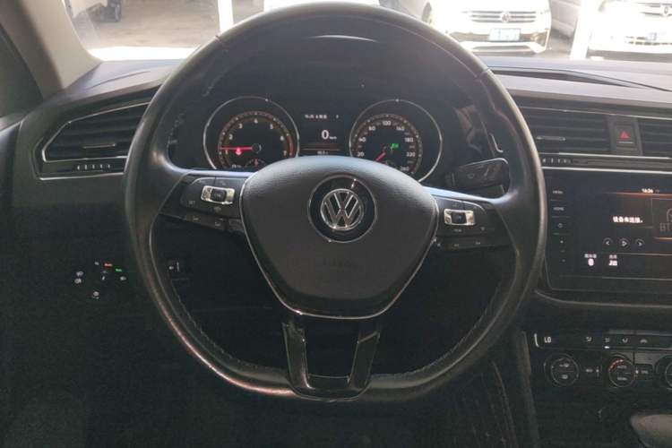 Used Volkswagen Tiguan L 2019 Updated Version 330TSI Automatic Two-Wheel Drive Panoramic Comfort Edition China VI Standard Steering Wheel