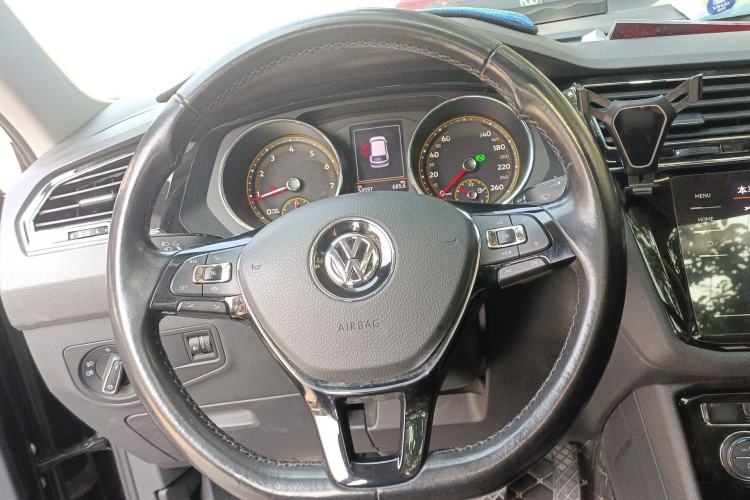 Used Volkswagen Tiguan L 2019 Revised 330TSI Automatic Two-Wheel Drive Smart & Luxury Edition China VI Standard Steering Wheel