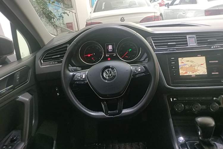 Used Volkswagen Tiguan L 2019 Updated Version 330TSI Automatic Two-Wheel Drive Panoramic Comfort Edition China VI Standard Steering Wheel