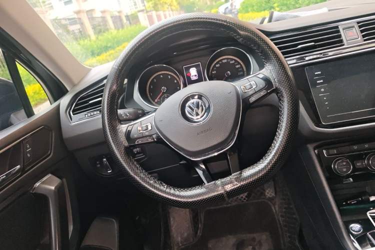 Used Volkswagen Tiguan L 2019 Updated Version 330TSI Automatic Two-Wheel Drive Panoramic Comfort Edition China VI Standard Steering Wheel