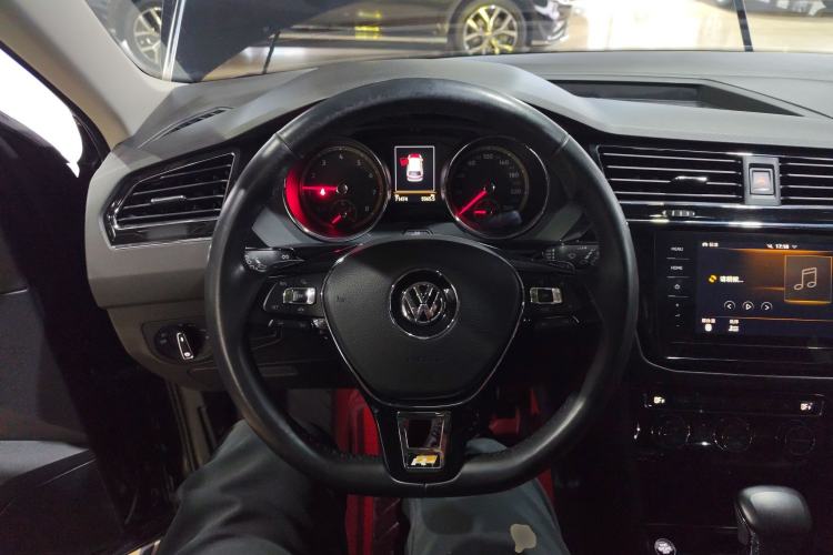 Used Volkswagen Tiguan L 2019 380TSI Automatic All-Wheel Drive Luxury Edition with 7 Seats China VI Standard Steering Wheel