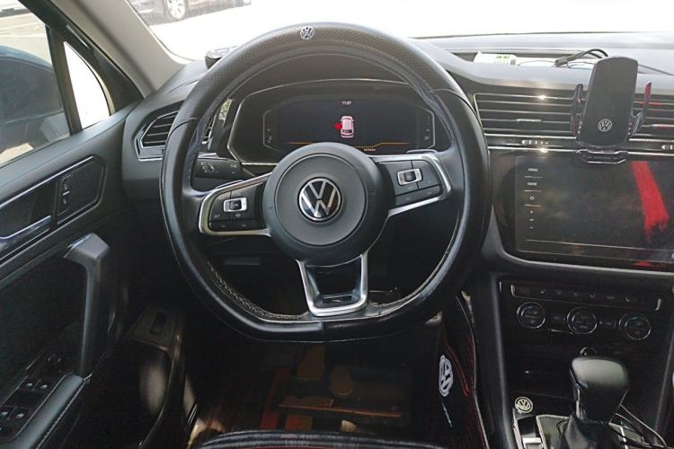 Used Volkswagen Tiguan L 2019 Revised 330TSI Automatic Two-Wheel Drive R-Line Flagship Edition China V Emission Standard Steering Wheel