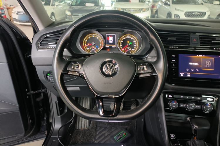 Used Volkswagen Tiguan L 2019 Updated Version 330TSI Automatic Two-Wheel Drive Panoramic Comfort Edition China VI Standard Steering Wheel