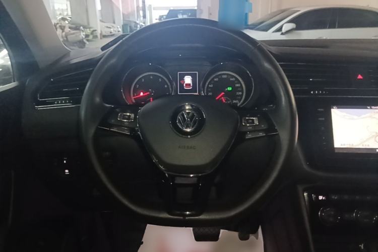 Used Volkswagen Tiguan L 2019 Revised 330TSI Automatic Two-Wheel Drive Smart & Luxury Edition China VI Standard Steering Wheel
