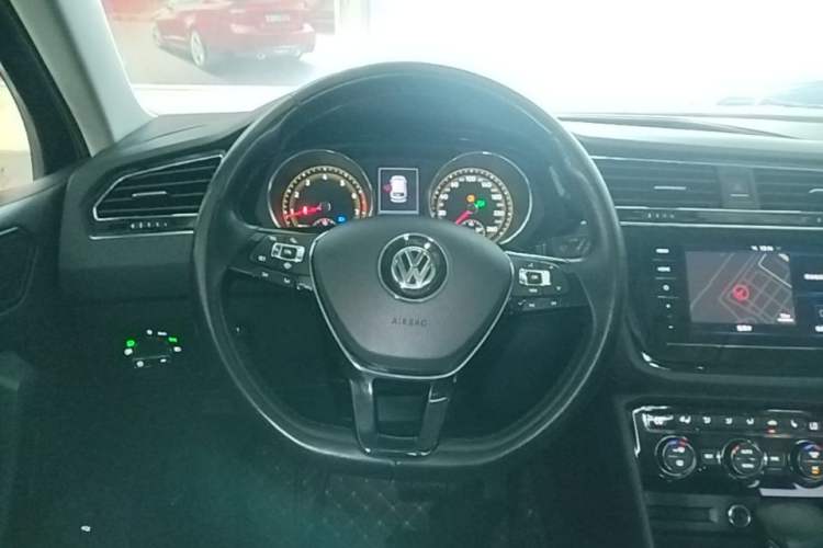 Used Volkswagen Tiguan L 2019 Revised 330TSI Automatic Two-Wheel Drive Smart & Luxury Edition China VI Standard Steering Wheel