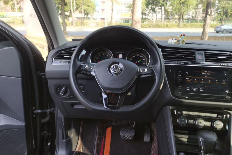 Used Volkswagen Tiguan L 2019 Revised 330TSI Automatic Two-Wheel Drive Smart & Luxury Edition China VI Standard Steering Wheel