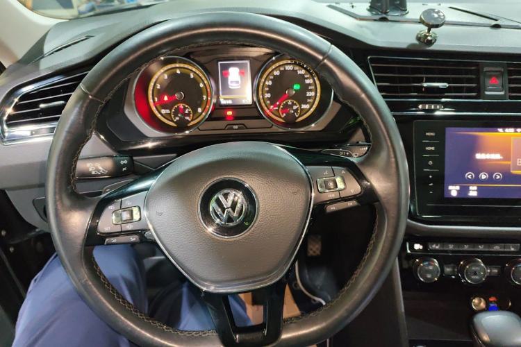 Used Volkswagen Tiguan L 2019 Revised 330TSI Automatic Two-Wheel Drive Smart & Luxury Edition China VI Standard Steering Wheel