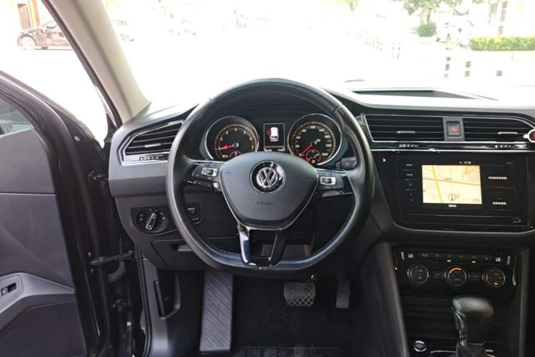 Used Volkswagen Tiguan L 2019 Revised 330TSI Automatic Two-Wheel Drive Smart & Luxury Edition China VI Standard Steering Wheel