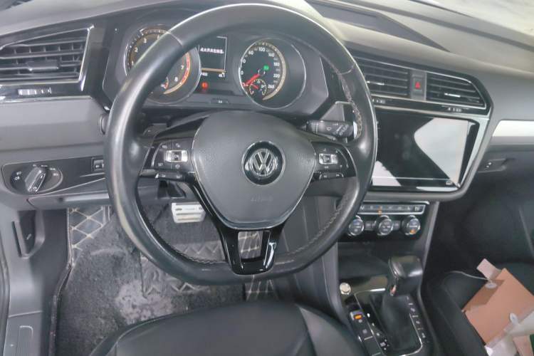 Used Volkswagen Tiguan L 2019 Revised 330TSI Automatic Two-Wheel Drive Smart & Luxury Edition China VI Standard Steering Wheel
