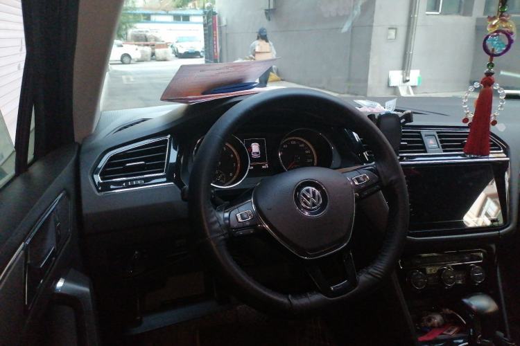 Used Volkswagen Tiguan L 2019 Revised 330TSI Automatic Two-Wheel Drive Smart & Luxury Edition China VI Standard Steering Wheel