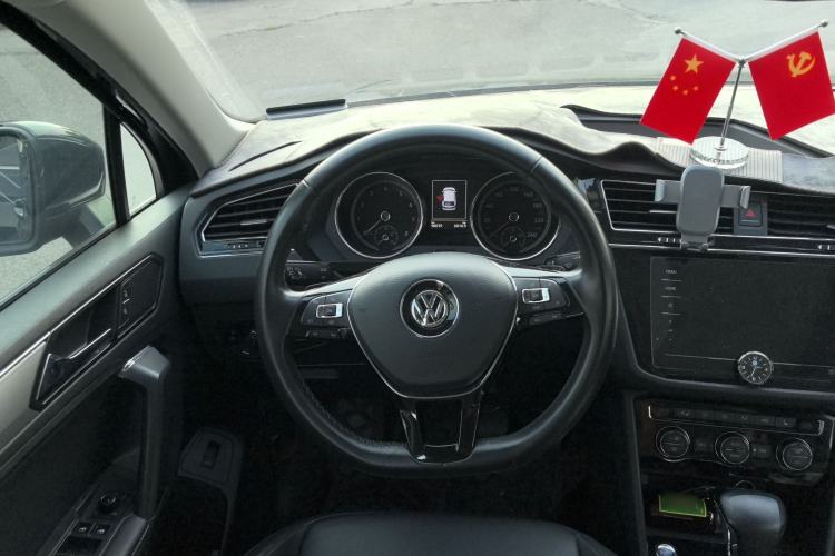 Used Volkswagen Tiguan L 2019 Revised 330TSI Automatic Two-Wheel Drive Smart & Luxury Edition China VI Standard Steering Wheel