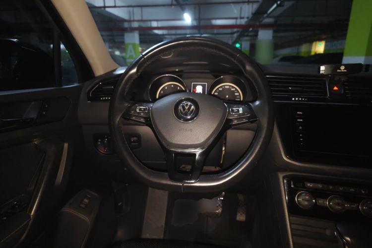 Used Volkswagen Tiguan L 2019 Revised 330TSI Automatic Two-Wheel Drive Smart & Luxury Edition China VI Standard Steering Wheel