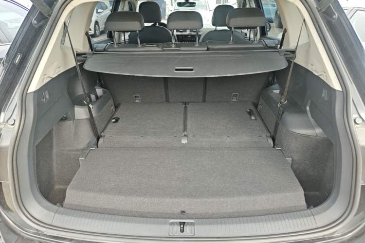 Used Volkswagen Tiguan L 2019 380TSI Automatic All-Wheel Drive Luxury Edition with 7 Seats China VI Standard Trunk