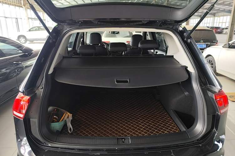 Used Volkswagen Tiguan L 2019 330TSI Automatic Two-Wheel Drive Luxury Edition China V Standard Trunk