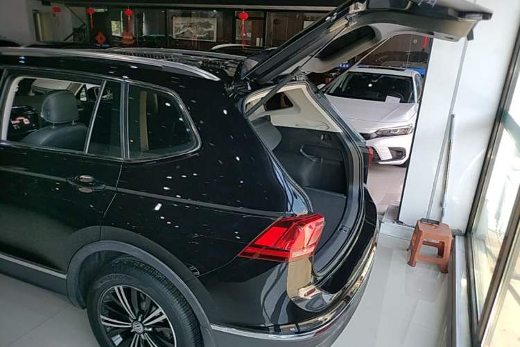 Used Volkswagen Tiguan L 2019 Updated Version 330TSI Automatic Two-Wheel Drive Panoramic Comfort Edition China VI Standard Trunk