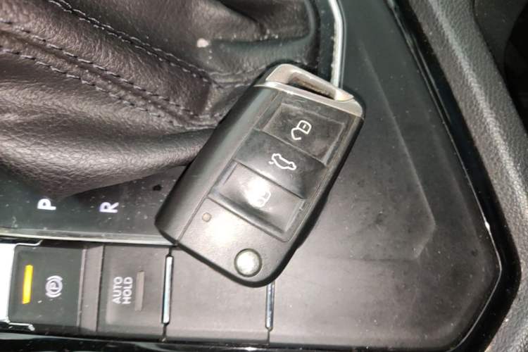 Used Volkswagen Tiguan L 2019 Updated Version 330TSI Automatic Two-Wheel Drive Panoramic Comfort Edition China VI Standard Vehicle Key