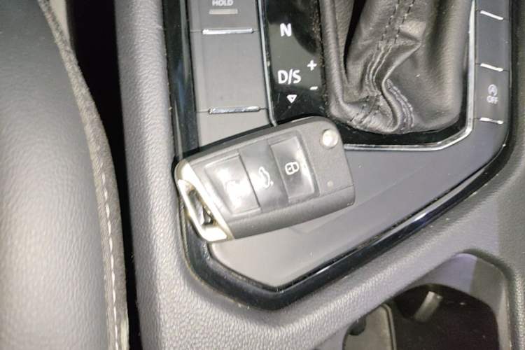 Used Volkswagen Tiguan L 2019 330TSI Automatic Two-Wheel Drive Panoramic Comfort Edition China V Standard Vehicle Key