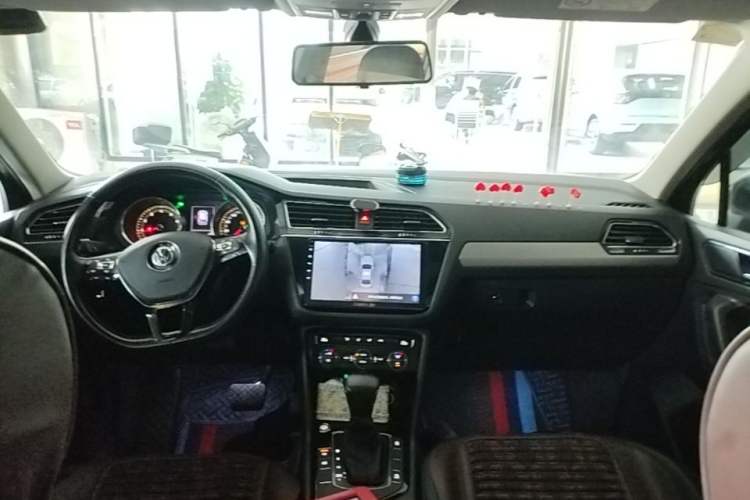 Used Volkswagen Tiguan L 2019 Updated Version 330TSI Automatic Two-Wheel Drive Panoramic Comfort Edition China VI Standard Center Console