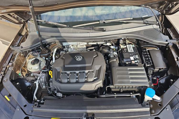 Used Volkswagen Tiguan L 2019 Updated Version 330TSI Automatic Two-Wheel Drive Panoramic Comfort Edition China VI Standard Engine Bay