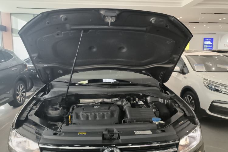 Used Volkswagen Tiguan L 2019 330TSI Automatic Two-Wheel Drive Smart Luxury Version China V Emission Standard Engine Bay