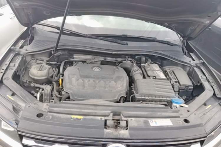 Used Volkswagen Tiguan L 2019 330TSI Automatic Two-Wheel Drive Smart Luxury Version China V Emission Standard Engine Bay