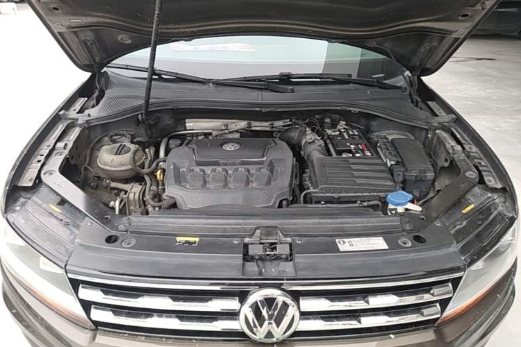 Used Volkswagen Tiguan L 2019 Updated Version 330TSI Automatic Two-Wheel Drive Panoramic Comfort Edition China VI Standard Engine Bay