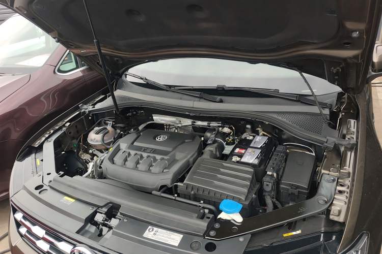 Used Volkswagen Tiguan L 2019 Updated Version 330TSI Automatic Two-Wheel Drive Panoramic Comfort Edition China VI Standard Engine Bay