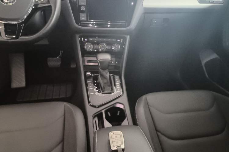Used Volkswagen Tiguan L 2019 330TSI Automatic Two-Wheel Drive Smart Luxury Version China V Emission Standard Gear Lever