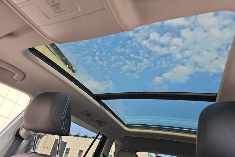 Used Volkswagen Tiguan L 2019 Updated Version 330TSI Automatic Two-Wheel Drive Panoramic Comfort Edition China VI Standard Headliner