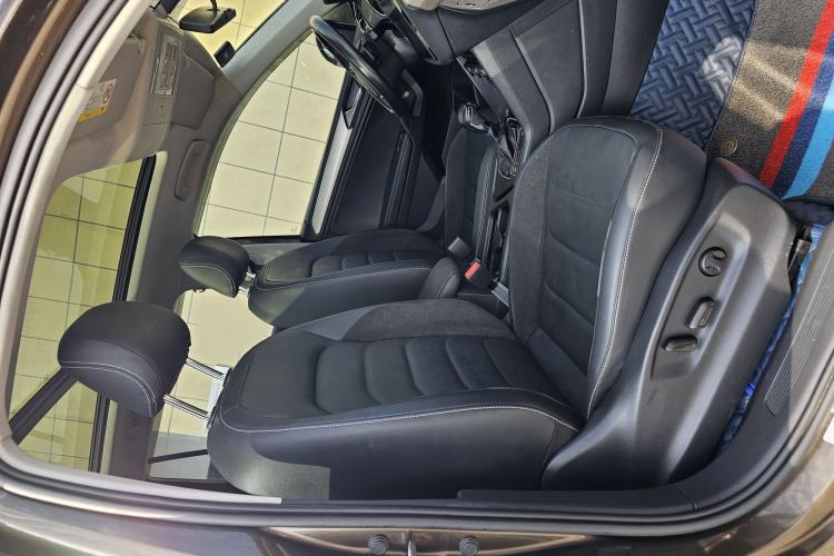 Used Volkswagen Tiguan L 2019 Updated Version 330TSI Automatic Two-Wheel Drive Panoramic Comfort Edition China VI Standard Interior 2