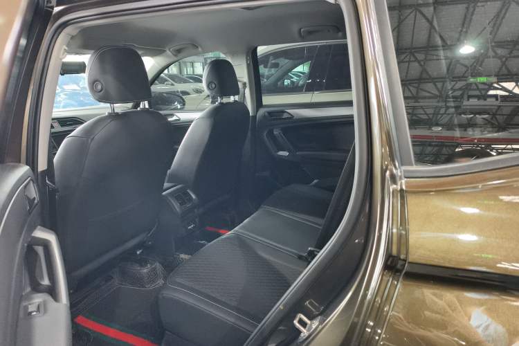 Used Volkswagen Tiguan L 2019 330TSI Automatic Two-Wheel Drive Luxury Edition China VI Standard Interior 2