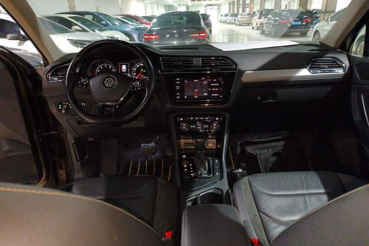 Used Volkswagen Tiguan L 2019 330TSI Automatic Two-Wheel Drive Panoramic Comfort Edition China V Standard Interior 2
