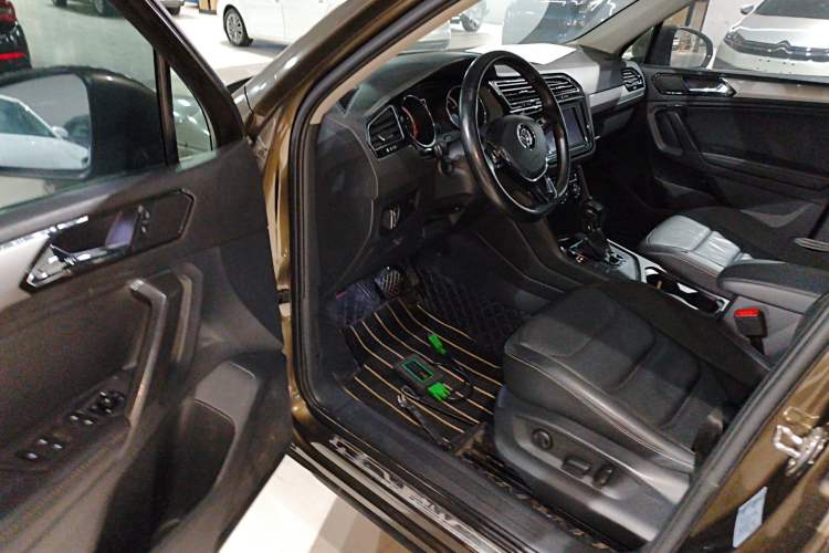 Used Volkswagen Tiguan L 2019 330TSI Automatic Two-Wheel Drive Panoramic Comfort Edition China V Standard Interior 3
