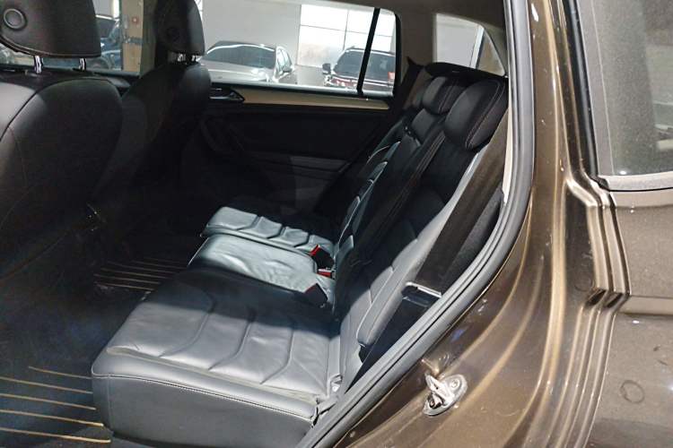 Used Volkswagen Tiguan L 2019 330TSI Automatic Two-Wheel Drive Panoramic Comfort Edition China V Standard Interior 4