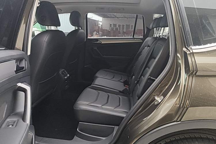 Used Volkswagen Tiguan L 2019 Updated Version 330TSI Automatic Two-Wheel Drive Panoramic Comfort Edition China VI Standard Left Rear Seat