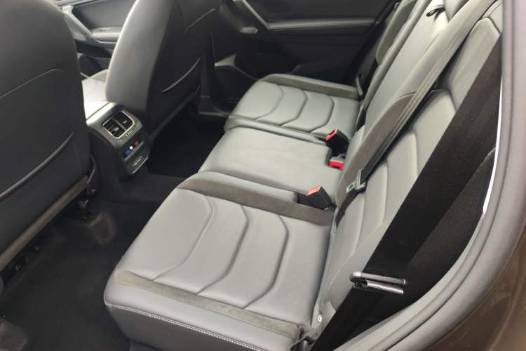 Used Volkswagen Tiguan L 2019 Updated Version 330TSI Automatic Two-Wheel Drive Panoramic Comfort Edition China VI Standard Left Rear Seat